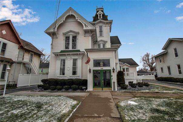 Exterior, Facade, Queen Anne Victorian