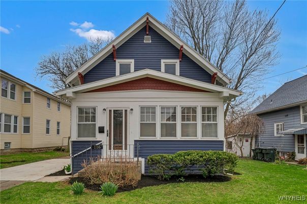 Exterior, Facade, Queen Anne Victorian
