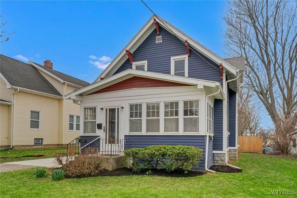 Exterior, Facade, Queen Anne Victorian