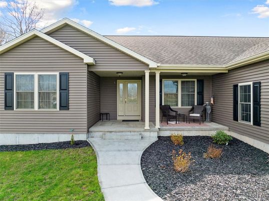 Exterior, Facade, Ranch