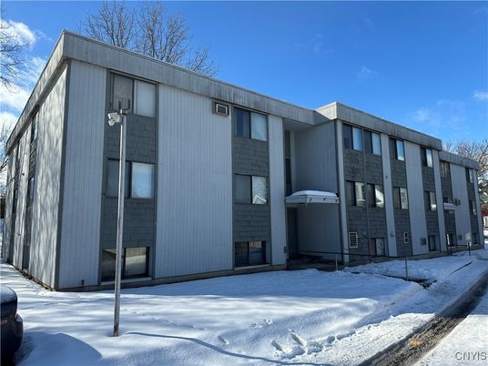 Exterior, Facade, Modern