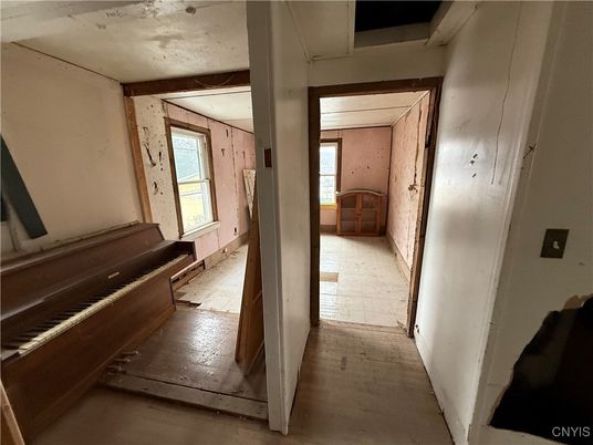 Interior, Piano