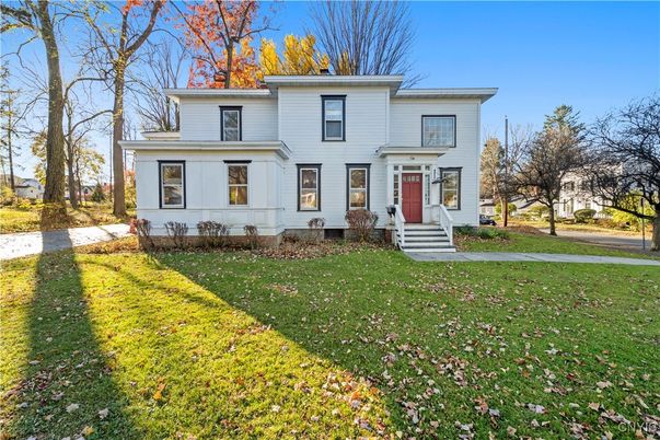 Exterior, Facade, American Foursquare