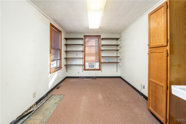 Empty room, Interior