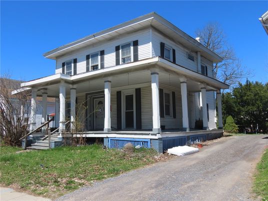Exterior, Facade, American Foursquare
