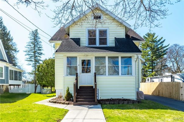 Exterior, Facade, Queen Anne Victorian