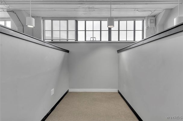 Empty room, Interior, Pendant Lights