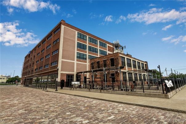 Exterior, Facade, Highrise