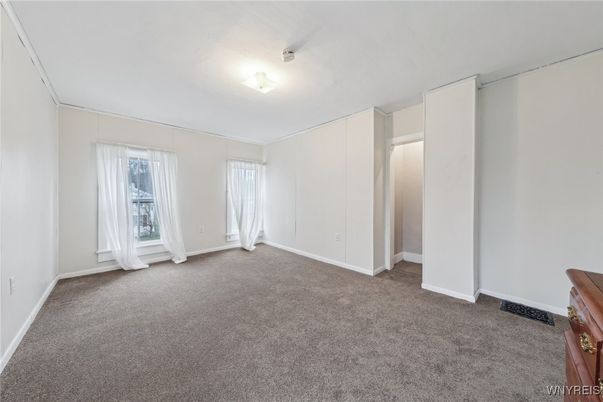 Empty room, Interior