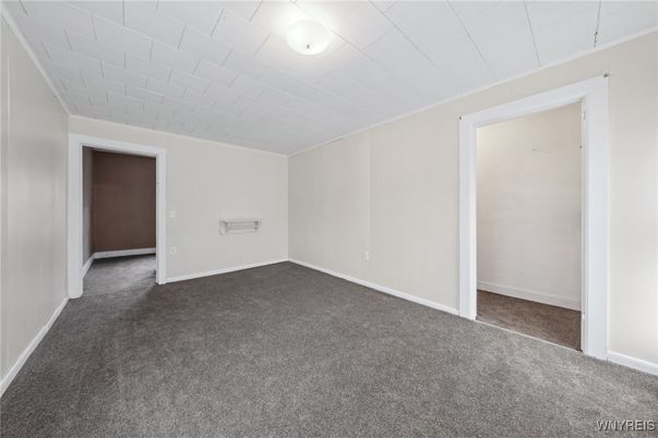 Empty room, Interior