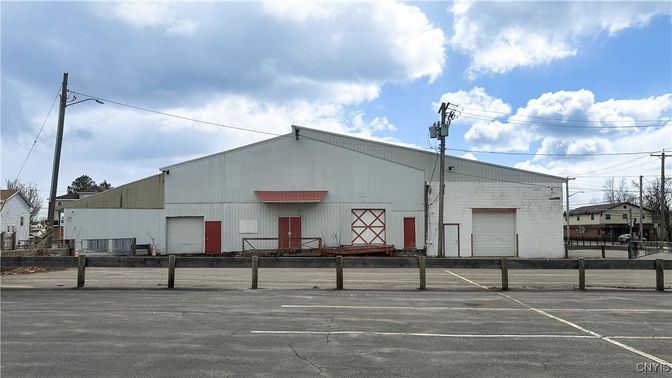 Attached, Exterior, Facade, Modern