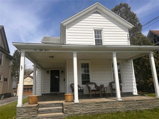 Exterior, Facade, Queen Anne Victorian