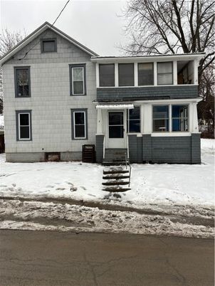 Exterior, Facade, Split Level