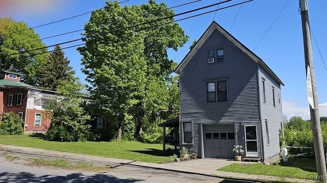 Attached, Exterior, Facade, Queen Anne Victorian