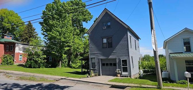 Attached, Exterior, Facade, Queen Anne Victorian