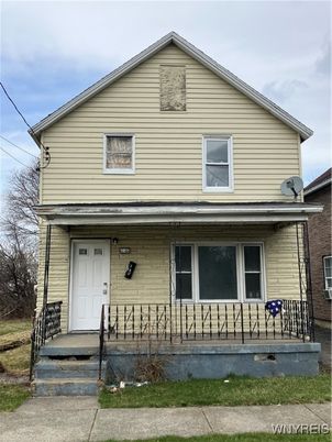Exterior, Facade, Brick Facade, American Craftsman