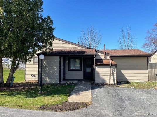 Exterior, Facade, Ranch