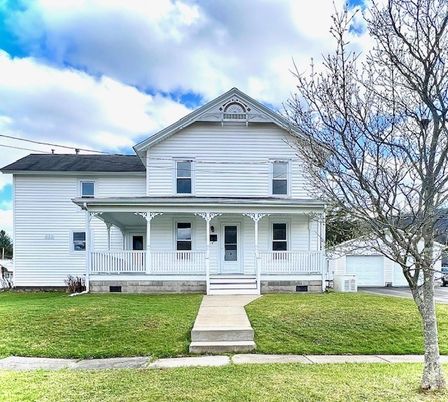 Backyard, Exterior, Facade, Queen Anne Victorian