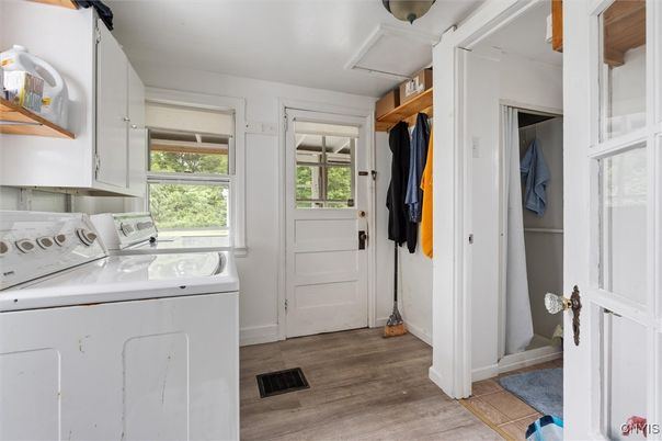 Interior, Washer, Wood Texture Flooring