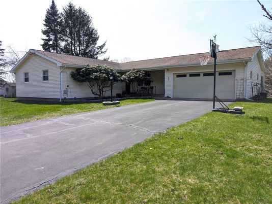 Attached, Exterior, Facade, Ranch