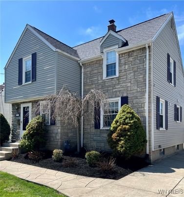 Exterior, Facade, Rowhouse