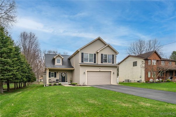 Attached, Exterior, Facade, Farmhouse
