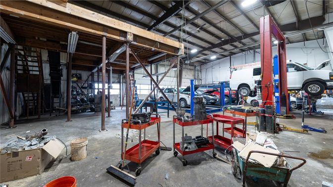 Garage, Interior, Wooden Beams