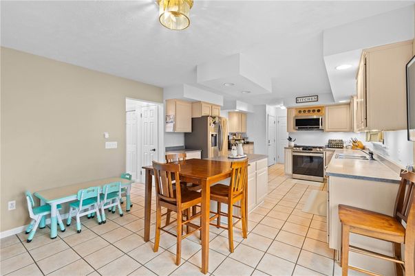 Dining room, Interior, Kitchen, Recessed Lighting, Stainless Steel Appliances