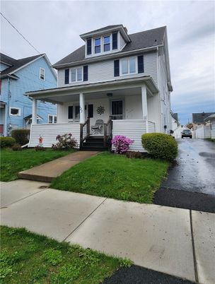 Exterior, Facade, American Foursquare