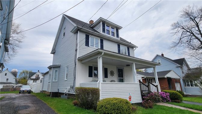 Exterior, Facade, American Foursquare