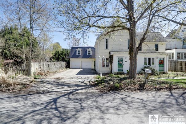 Attached, Exterior, Facade, Cape Cod