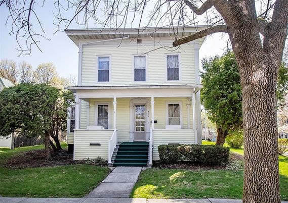 Exterior, Facade, American Foursquare