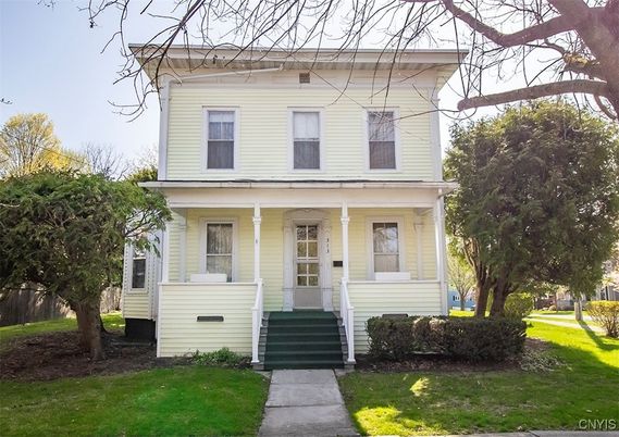 Exterior, Facade, American Foursquare