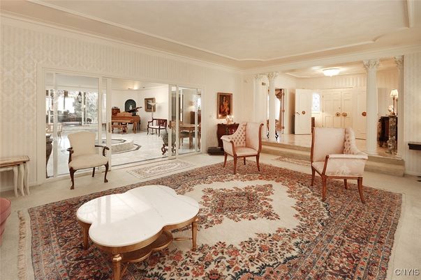 Interior, Piano