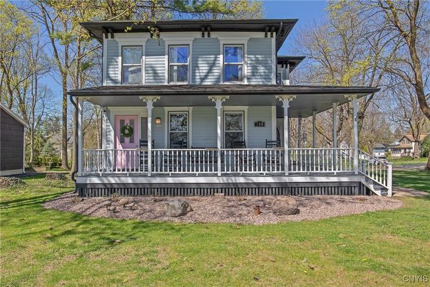 Exterior, Facade, American Foursquare