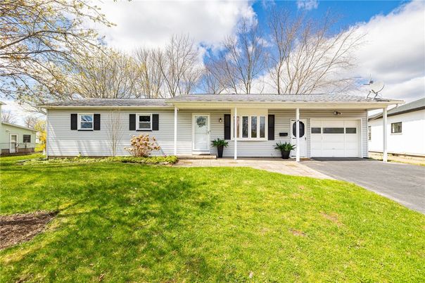 Attached, Exterior, Facade, Cape Cod