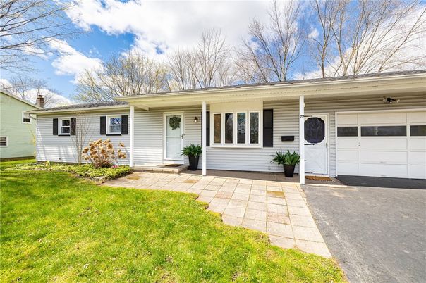 Attached, Exterior, Facade, Ranch