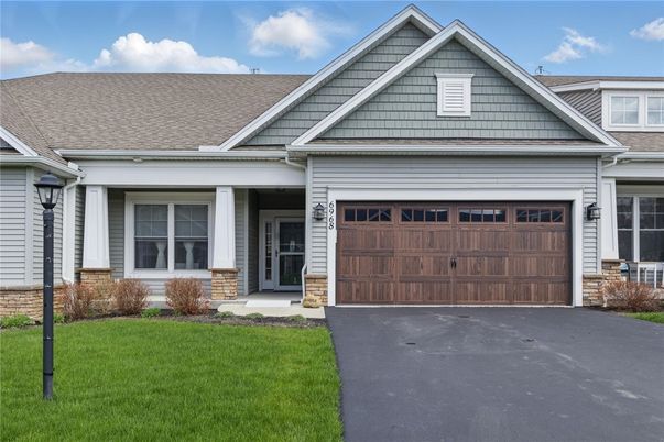 Attached, Exterior, Facade, American Craftsman