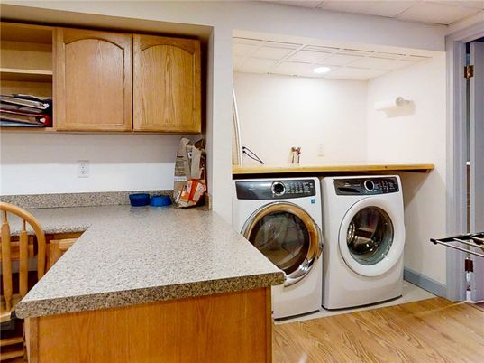 Interior, Recessed Lighting, Washer, Wood Texture Flooring