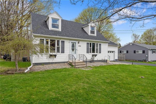 Attached, Exterior, Facade, Cape Cod