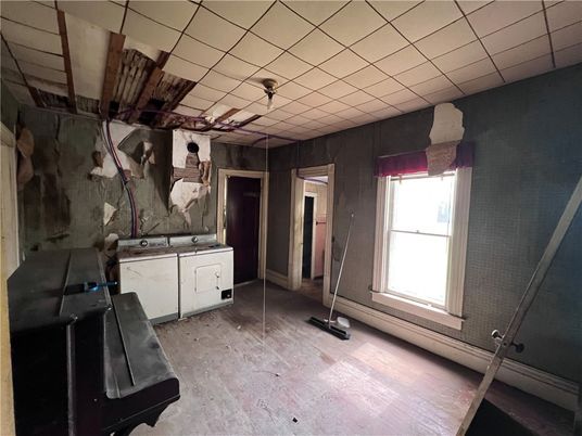 Empty room, Interior