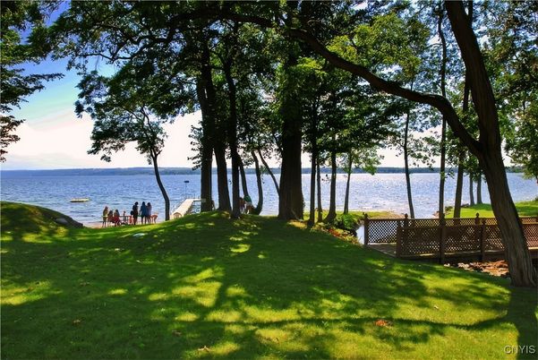 Exterior, Lake