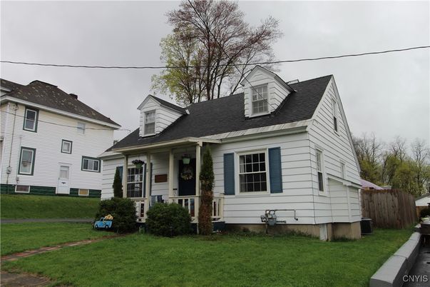 Exterior, Facade, Cape Cod