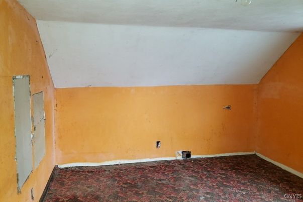 Empty room, Interior