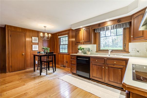 Chandelier, Dining room, Interior, Kitchen, Wood Texture Flooring, Wooden Walls