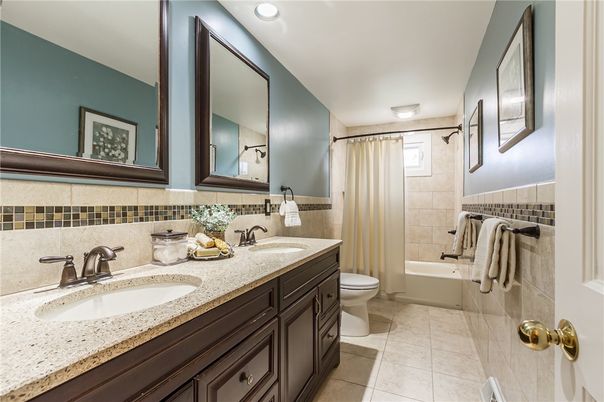 Bathroom, Dual Sink Vanities, Interior, Recessed Lighting