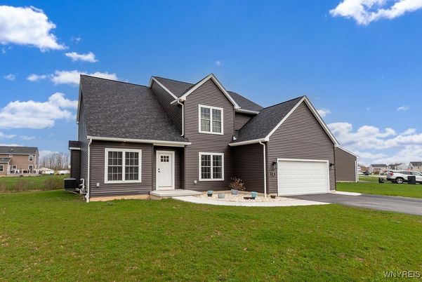 Attached, Exterior, Facade, Cape Cod