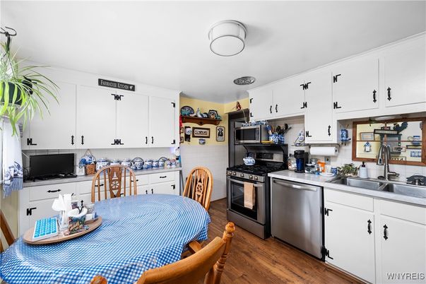 Dining room, Interior, Kitchen, Stainless Steel Appliances, Wood Texture Flooring