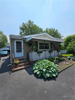 Exterior, Facade, Brick Facade, Ranch
