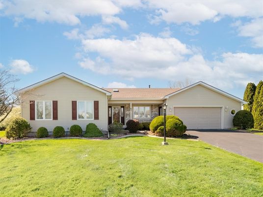 Attached, Exterior, Facade, Ranch